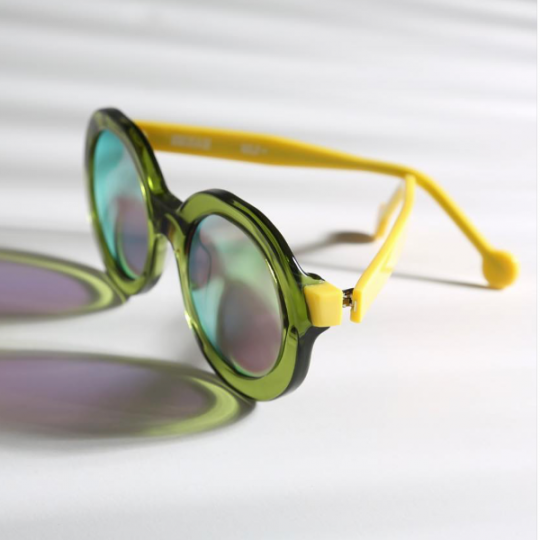 Grandeur et mesure : la monture soleil Rota d’Henau Eyewear 