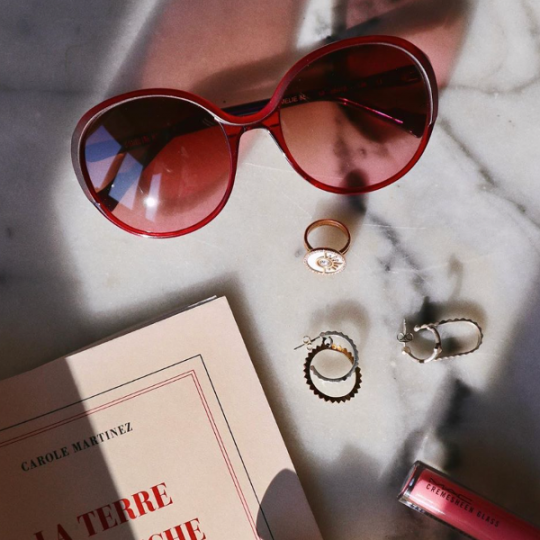 Caroline Abram at home: Tentez de gagner une lunette de soleil