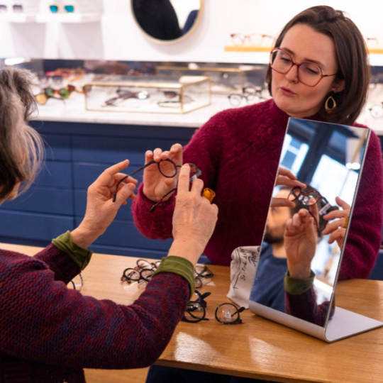 Lumière Bleue et Santé Visuelle : Conseils d'Opticien Expert à Paris 9