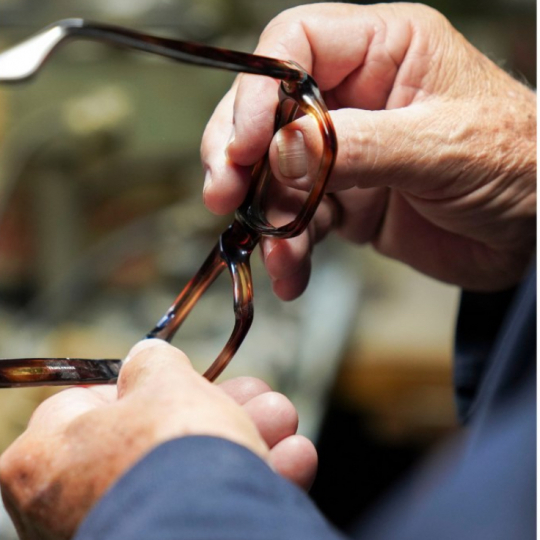 Redonner vie à ses lunettes c’est possible avec le polissage